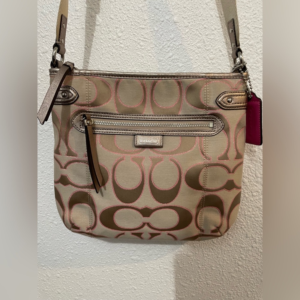 DAISY OUTLINE SIGNATURE PINK METALLIC ADJUSTABLE LOGO COACH CROSSBODY (F23913)